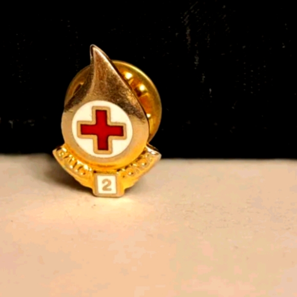 ⚡4 for $20⚡Red Cross 2 Gallon Blood Donor Pin Gold Tone - Picture 4 of 5